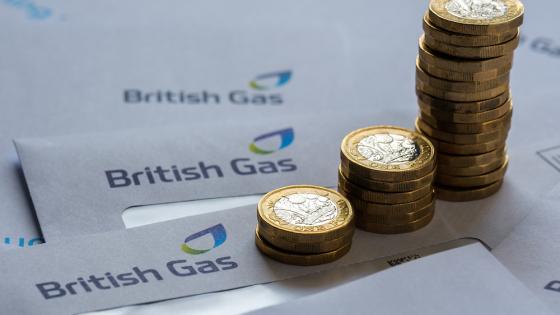 成堆的一英镑硬币放在英国天然气账单上